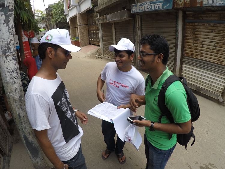 трое мужчин проводят полевое исследование с целью уточнения данных OpenStreetMap